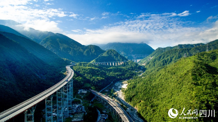 冕寧交通便利，圖為雅西高速栗子坪干海子大橋。趙亮攝