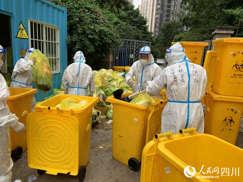 羅再翔和志愿服務隊隊員在錦江城市花園清理居民日常生活垃圾。李臣攝