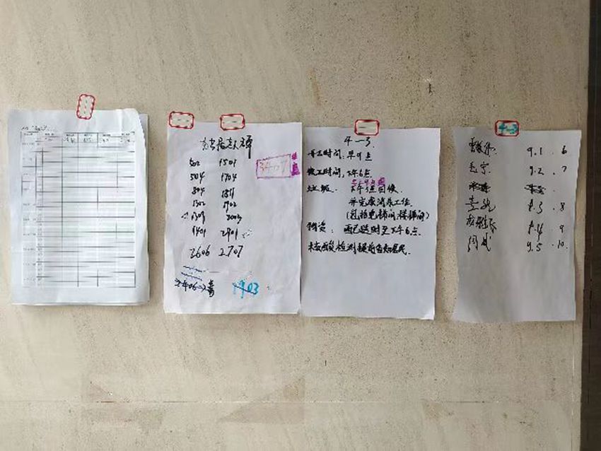 錦江城市花園三期樓棟門口，志愿者將獨居老人和特殊人群門號標記出來，以便及時提供服務。成都公交供圖