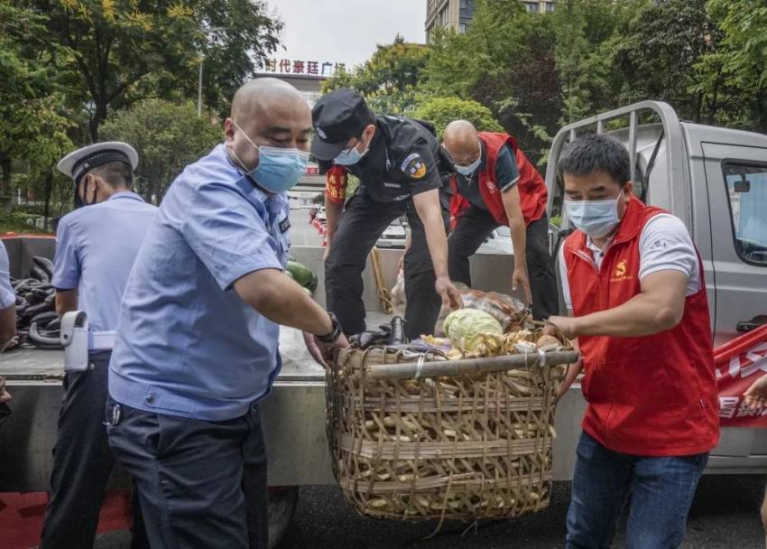 協(xié)助志愿者搬運(yùn)物資。成都市公安局郫都區(qū)分局供圖