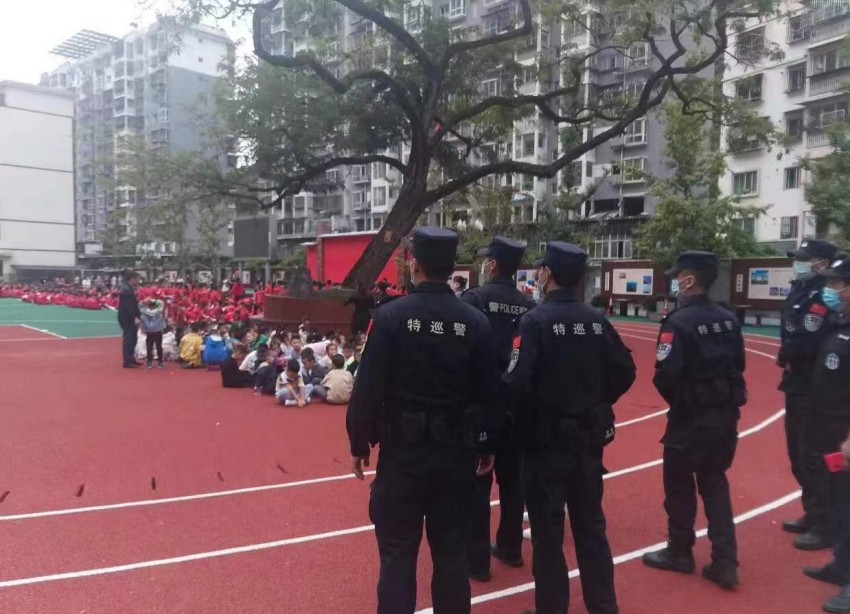 甘孜公安迅速參與抗震救災。甘孜公安供圖
