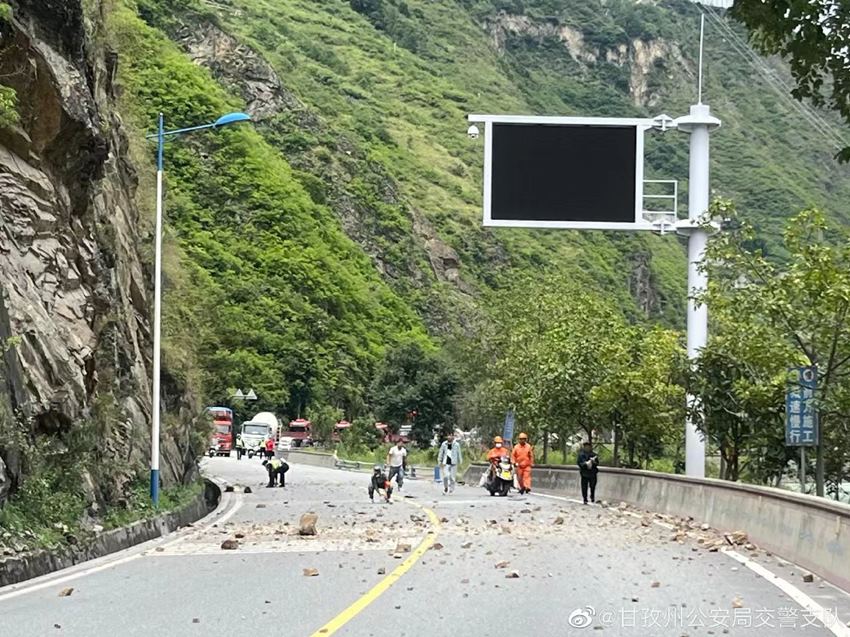 國(guó)道318線甘谷地超限站路段因地震塌方造成道路中斷。四川甘孜公安供圖