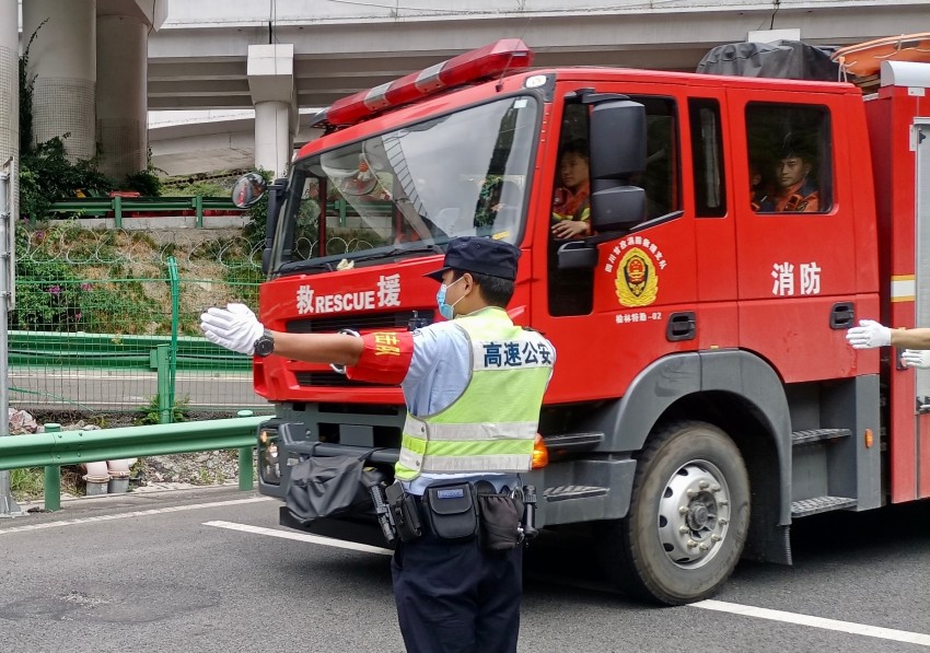 四川高速公安開(kāi)辟綠色救援通道。四川交警供圖