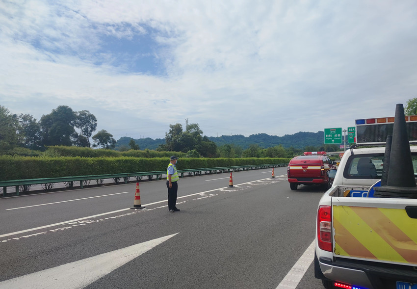 在高速路上執(zhí)勤的交警。四川省交警總隊(duì)供圖