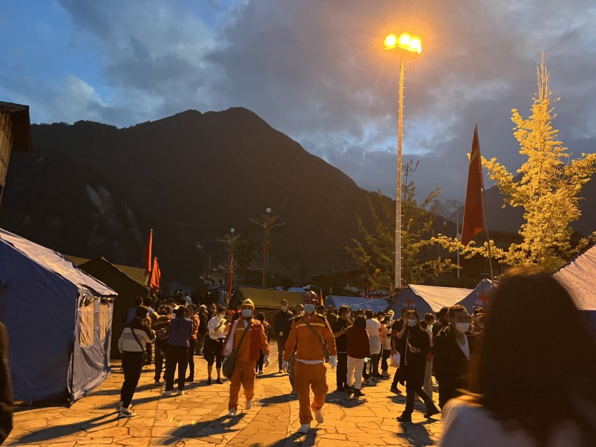 瀘定縣磨西鎮(zhèn)上萬(wàn)用戶恢復(fù)供電。國(guó)網(wǎng)四川省電力公司供圖