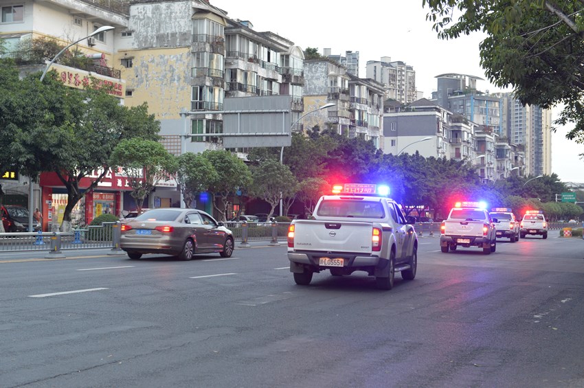 樂山公安交警抗震救災(zāi)突擊隊緊急趕赴瀘定抗震救災(zāi)。樂山公安供圖