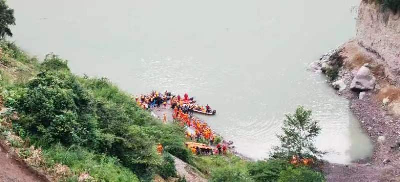 上千名群眾被困，四川省森林消防總隊正在緊急救援。四川省森林消防總隊供圖