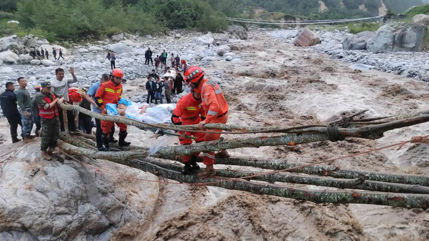 9月5日,消防員正在轉(zhuǎn)移群眾。四川省森林消防總隊(duì)供圖
