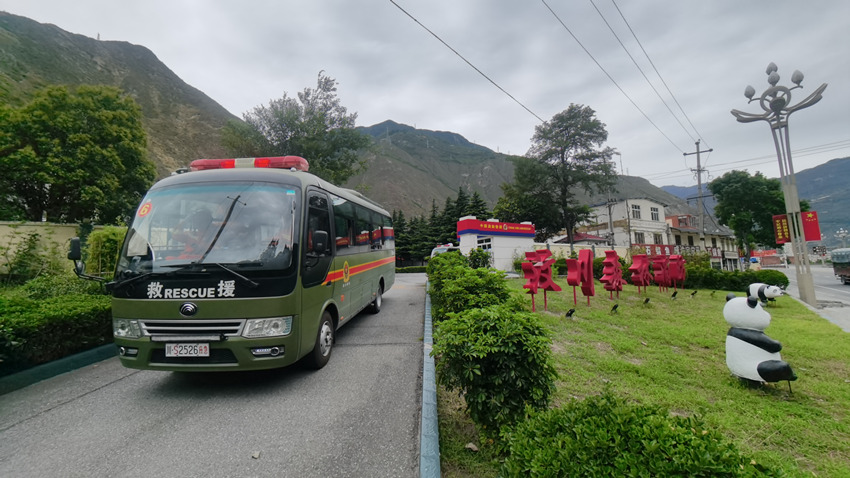 阿壩支隊汶川大隊出動駛離營區(qū)。四川省森林消防總隊供圖