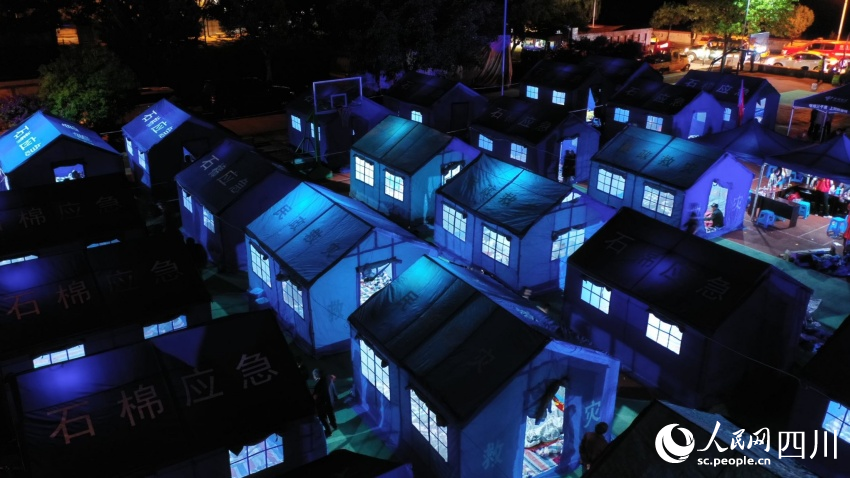 雅安市石棉縣震后第一夜。曹頎攝