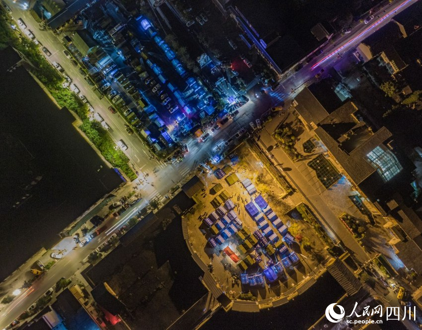 瀘定縣磨西古鎮(zhèn)震后第一夜。王鴻飛攝