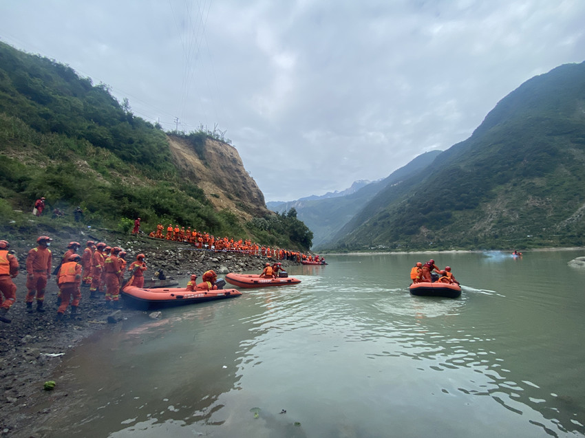 阿壩州森林消防支隊(duì)駕駛皮劃艇進(jìn)入得妥鎮(zhèn)灣東村轉(zhuǎn)移受傷村民。四川省森林消防總隊(duì)供圖