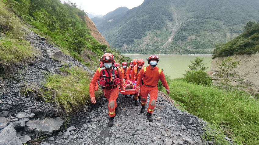 森林消防員轉(zhuǎn)移受傷的群眾。四川省森林消防總隊(duì)供圖