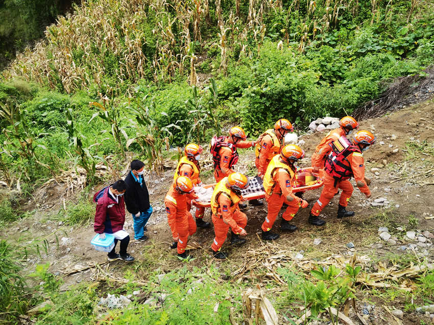 森林消防員轉(zhuǎn)移受傷的群眾。四川省森林消防總隊供圖