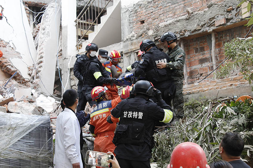 9月5日17時16分，甘孜消防支隊消防救援人員對被困在磨西鎮(zhèn)老街大西印畫酒店二樓的群眾展開營救。四川省消防救援總隊供圖