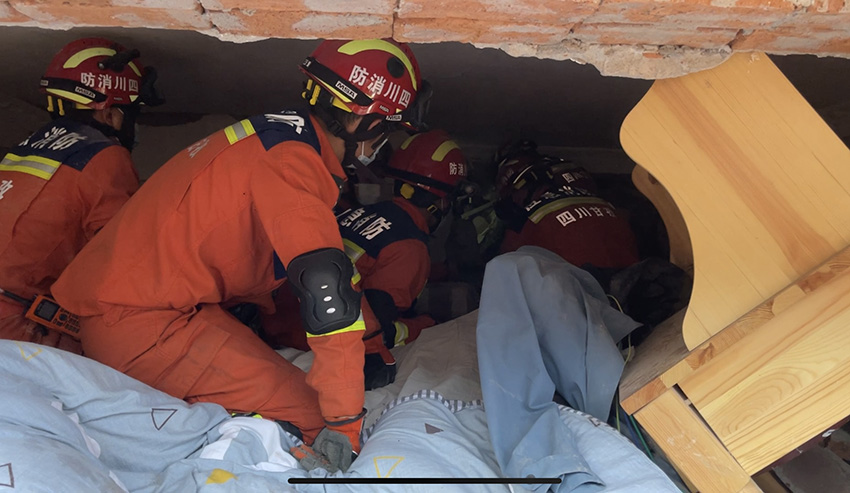 9月5日19時01分，救援人員對學(xué)校被困者進行救援。劉國謙攝