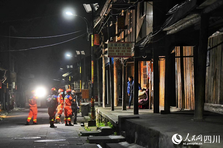 9月6日，凌晨雅安消防支隊消防救援人員在燕子溝村協(xié)助村民開展隱患排查。華小峰攝