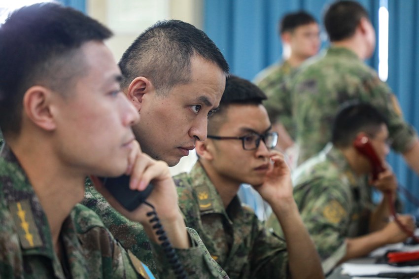空管保障組成員緊密配合，有序組織各類救災(zāi)飛行空管保障。卜令軍攝