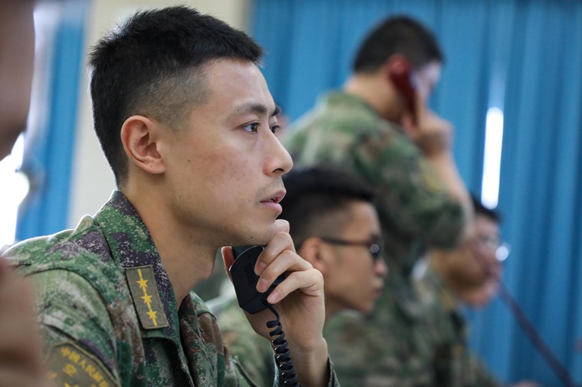 空管保障組成員全神貫注，各司其職。卜令軍攝