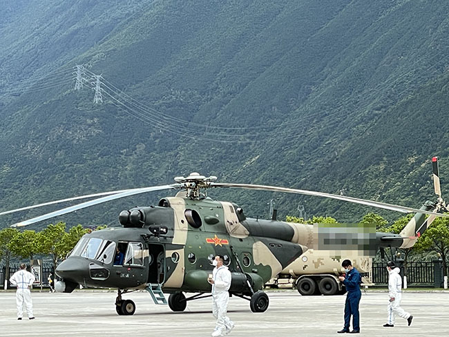 直升機成功轉運10余名地震傷員至瀘定縣城。四川省衛(wèi)健委供圖