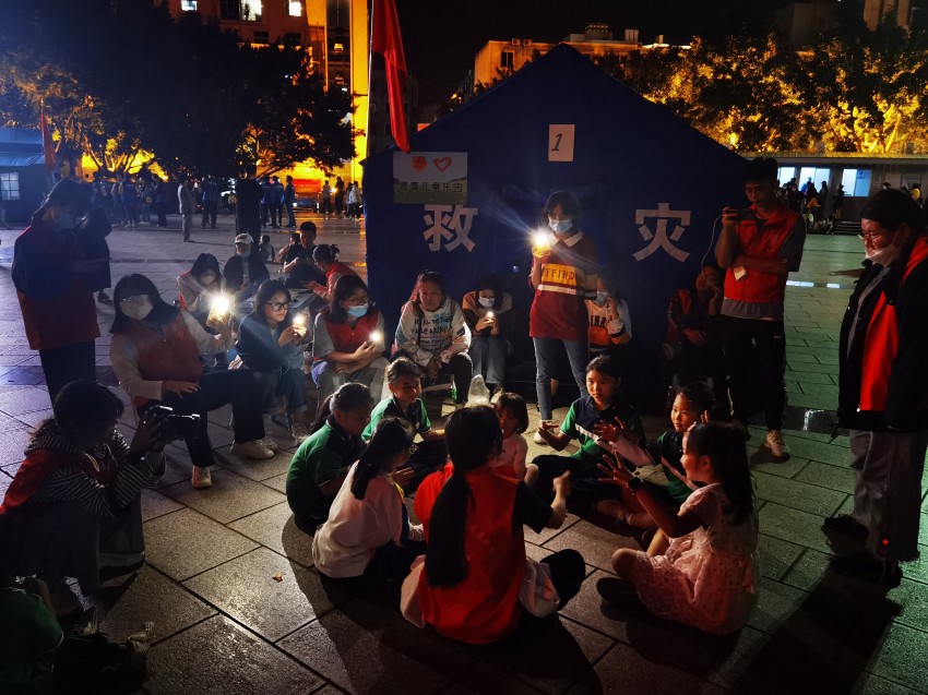 “青青兒童樂園”在雅安市石棉縣世紀廣場安置點正式開園。共青團四川省委供圖