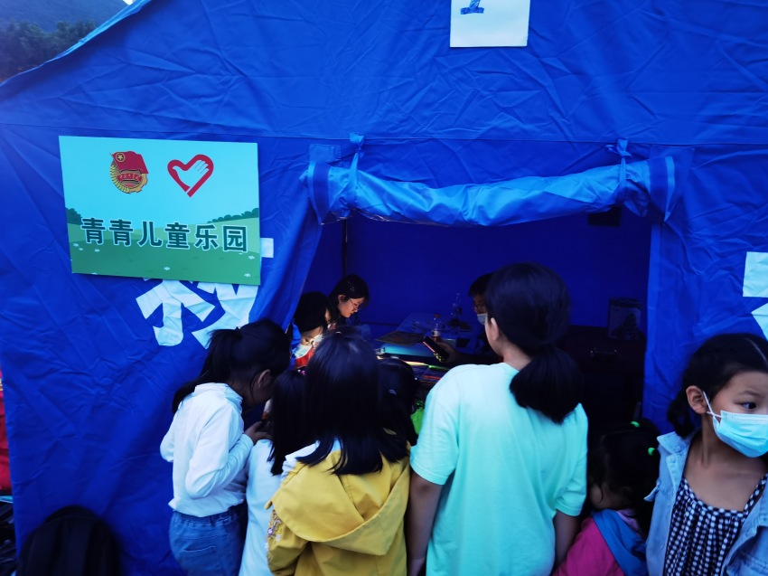 “青青兒童樂園”在雅安市石棉縣世紀(jì)廣場(chǎng)安置點(diǎn)正式開園。共青團(tuán)四川省委供圖