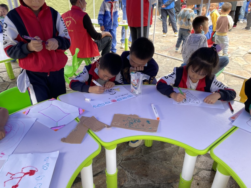 瀘定縣首個(gè)“青青兒童樂園”在磨西鎮(zhèn)貢嘎廣場投入使用。共青團(tuán)四川省委供圖