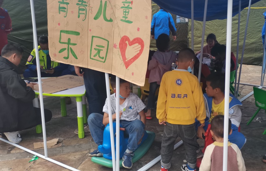 瀘定縣首個(gè)“青青兒童樂(lè)園”在磨西鎮(zhèn)貢嘎廣場(chǎng)投入使用。共青團(tuán)四川省委供圖