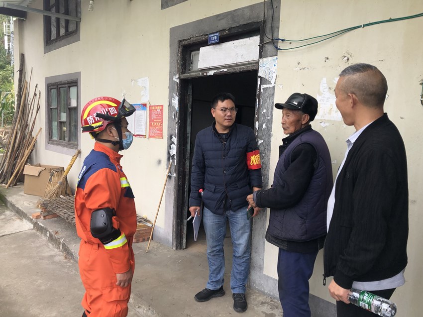 消防人員和村干部現(xiàn)場講解避險知識。四川消防供圖
