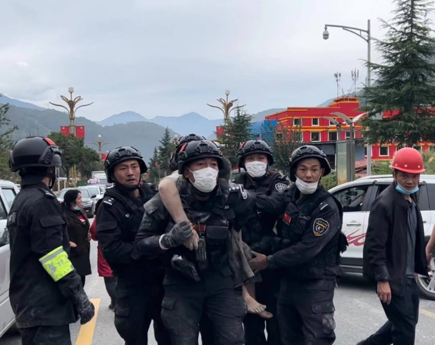 特警人員救助傷員。四川公安供圖