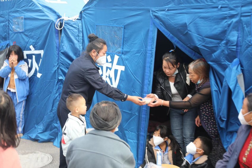 民警為災(zāi)區(qū)群眾送上熱粥。四川公安供圖