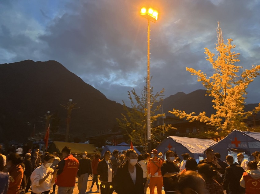 “第一盞燈”亮了，瀘定縣磨西鎮(zhèn)上萬(wàn)用戶恢復(fù)供電 。國(guó)網(wǎng)四川省電力公司供圖