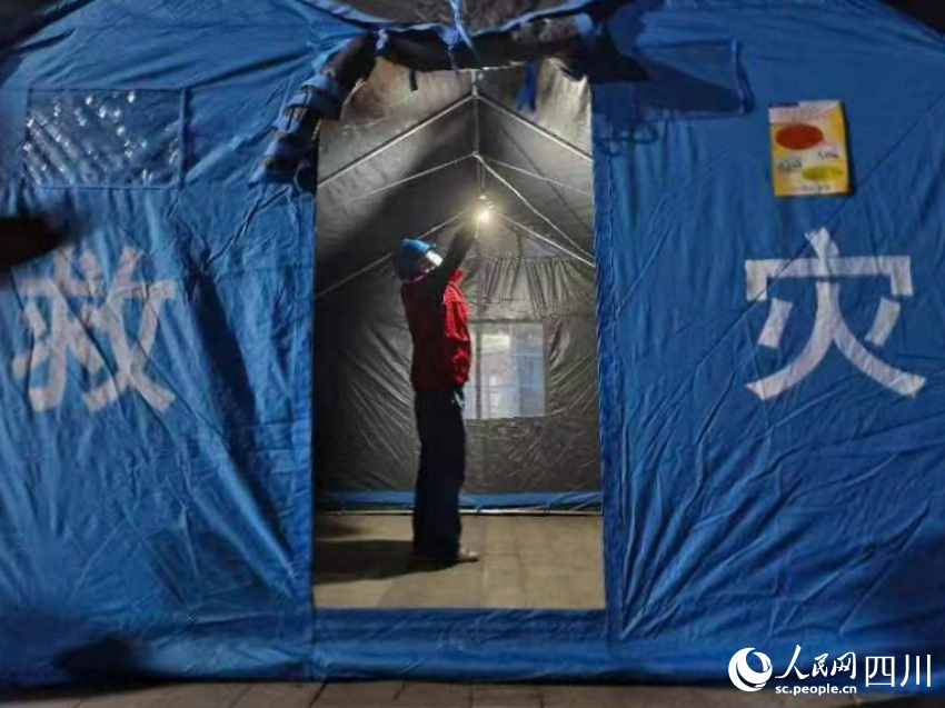 石棉縣王崗坪臨時群眾安置點電通燈亮。李龍攝