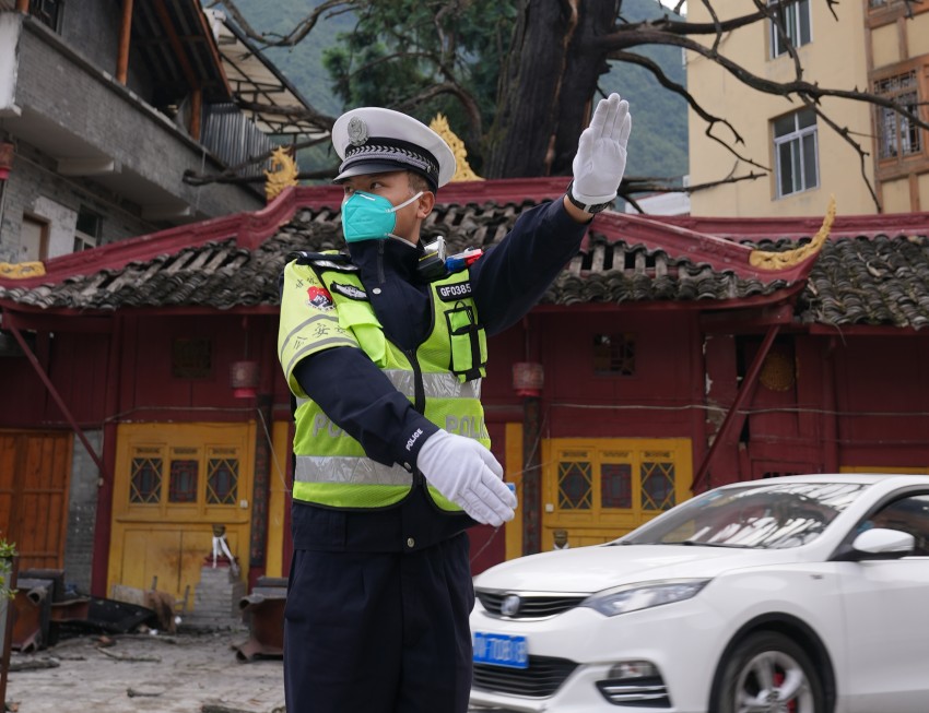 甘孜公安“震時(shí)警務(wù)”全面啟動(dòng)。甘孜公安供圖