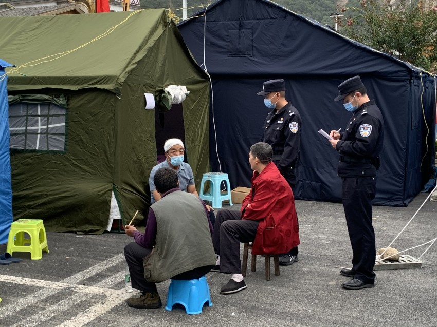 甘孜公安“震時(shí)警務(wù)”全面啟動(dòng)。甘孜公安供圖