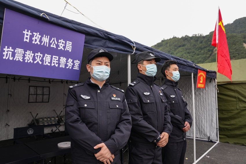 甘孜公安“震時警務(wù)”全面啟動。甘孜公安供圖