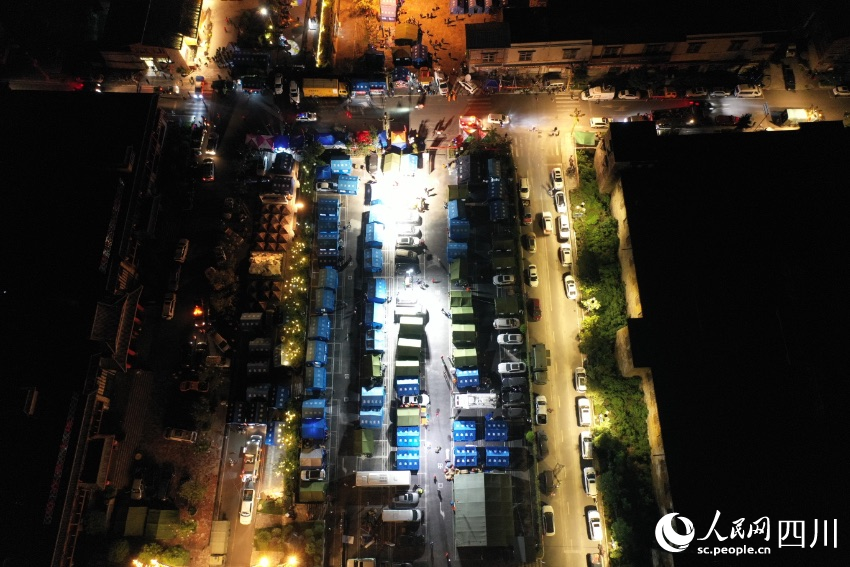 航拍磨西鎮(zhèn)安置點。人民網(wǎng) 王洪江攝