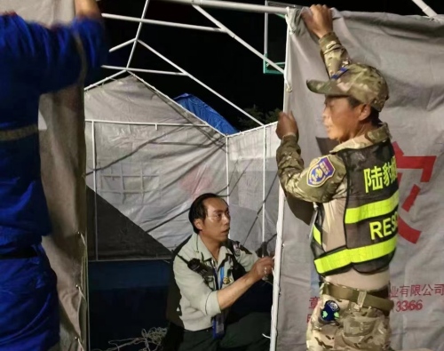 9月5日晚，成都市大邑縣退役軍人“戰(zhàn)旗紅”志愿服務(wù)隊(duì)“陸豹”救援隊(duì)連夜馳援瀘定災(zāi)區(qū)，被現(xiàn)場(chǎng)指揮部分配到醫(yī)療救助組。四川省退役軍人事務(wù)廳供圖