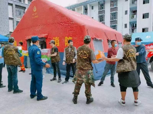 瀘定縣退役軍人事務(wù)局組織退役軍人志愿者、干部職工在得妥鎮(zhèn)抗震救災(zāi)指揮部協(xié)助開展物資轉(zhuǎn)運(yùn)工作。四川省退役軍人事務(wù)廳供圖