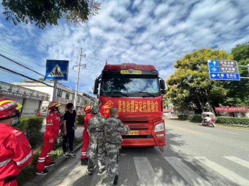 青白江區(qū)退役軍人“戰(zhàn)旗紅”志愿者支援震區(qū)。四川省退役軍人事務(wù)廳供圖