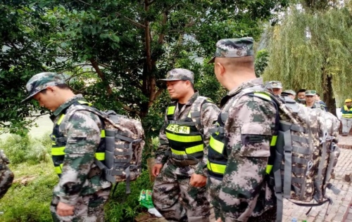 石棉縣退役軍人事務(wù)局迅速行動(dòng)，組織動(dòng)員“大渡河勇士”突擊隊(duì)緊急出動(dòng)。四川省退役軍人事務(wù)廳供圖
