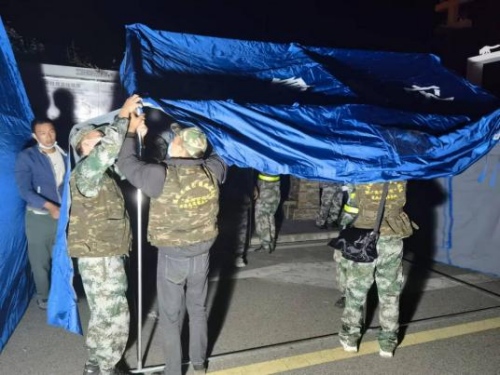 退役軍人志愿者，攜帶退役軍人企業(yè)捐贈(zèng)物資到達(dá)震中磨西鎮(zhèn)，開(kāi)展卸物資、搭帳篷相關(guān)工作。四川省退役軍人事務(wù)廳供圖