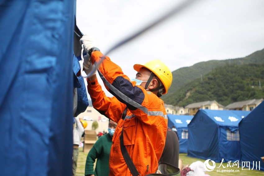 9月6日，電力搶險人員在甘孜職院安置點為新增的帳篷通電。肖順華攝