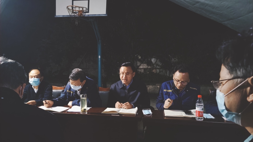 9月5日晚，伍定參加了自然資源廳廳長孫建軍主持召開的省地災指揮部前方工作組第一次會議。四川省地質(zhì)局供圖