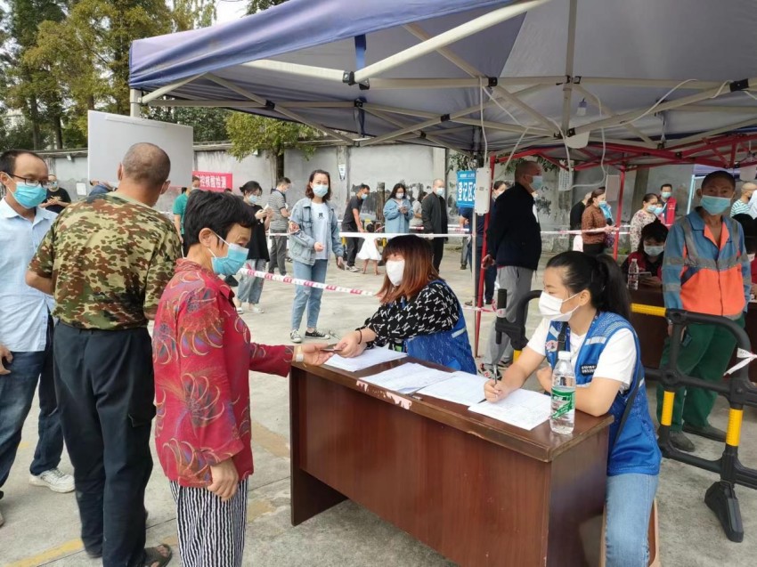 核酸檢測現(xiàn)場。崇州市委組織部供圖