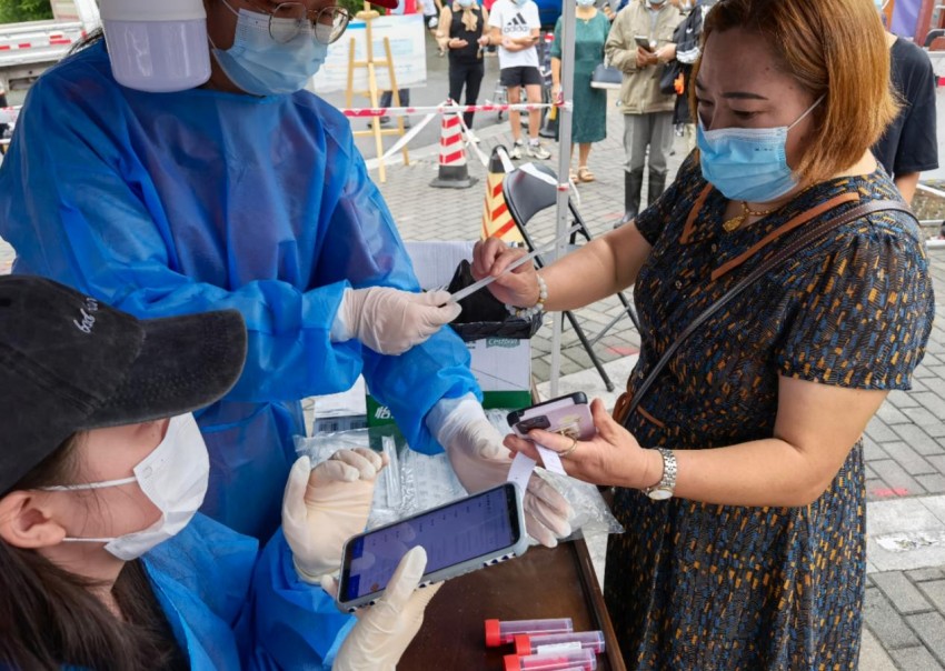 核酸檢測現(xiàn)場。崇州市委組織部供圖