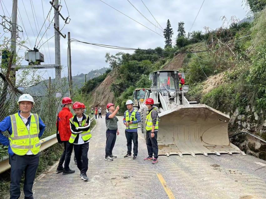 成都水文隊技術(shù)人員在石棉交通沿線地災(zāi)排查和重大隱患應(yīng)急交通處置指導(dǎo)。四川省地質(zhì)局供圖