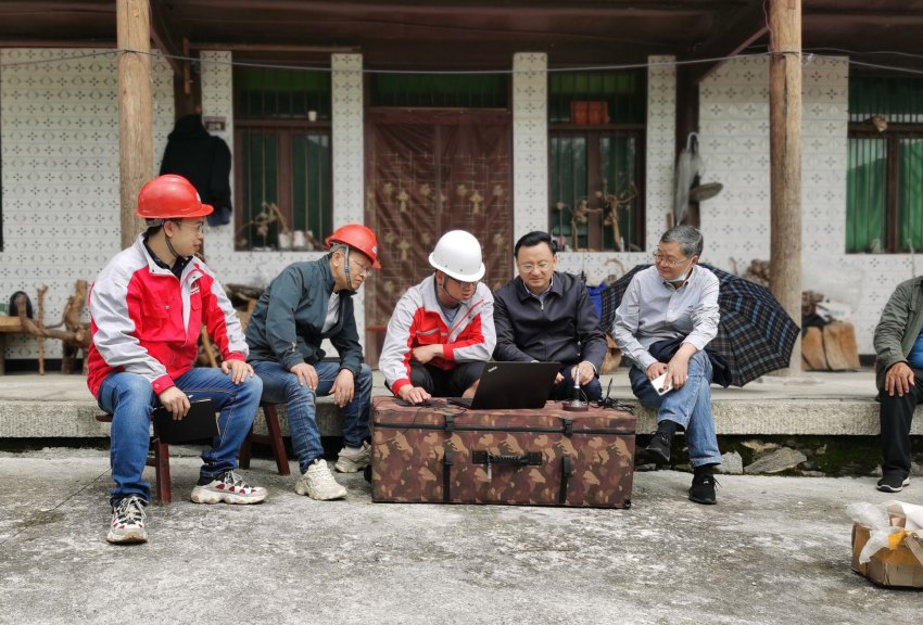 伍定在大坪村臨時安置點指揮地災(zāi)排查工作開展。四川省地質(zhì)局供圖