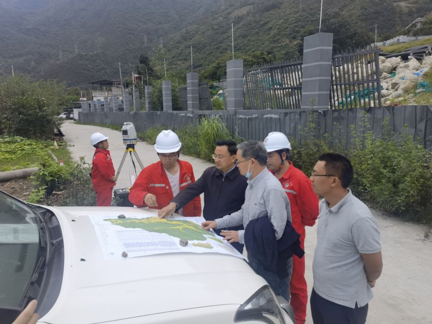 伍定在瀘定市的地災(zāi)隱患點(diǎn)調(diào)研。四川省地質(zhì)局供圖