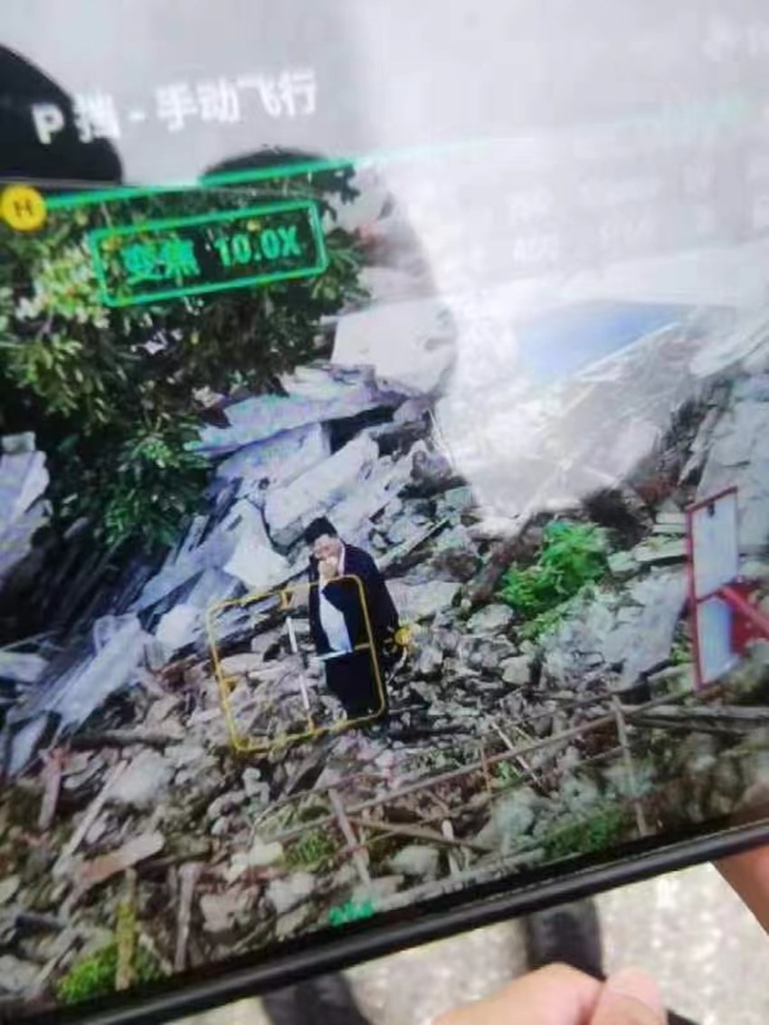 無人機發(fā)現(xiàn)受困群眾。四川公安供圖